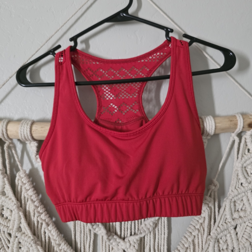 Red Sports Bra with Racerback Design and Moisture-Wicking Fabric